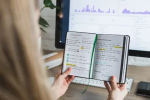 Une jeune femme tient un carnet de notes dans ses mains