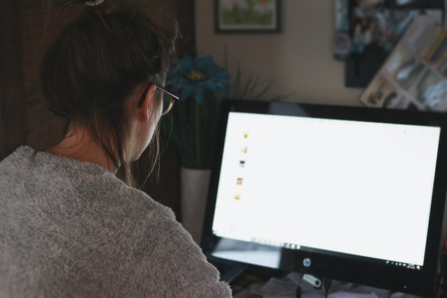 Une jeune femme travaillant sur son ordinateur