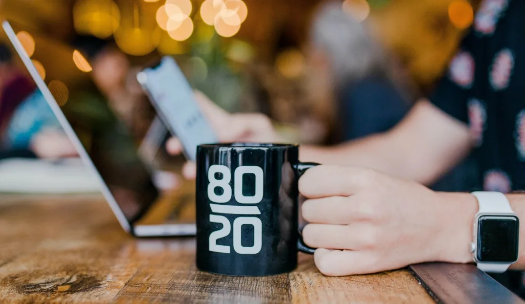 Une tasse avec écrit dessus 80-20