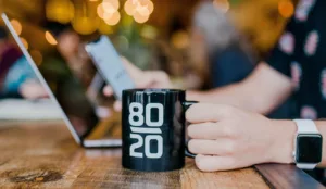 Une tasse avec écrit dessus 80-20