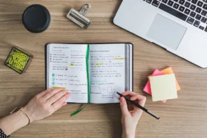 Un agenda rempli posé sur un bureau