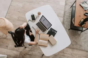 Entrepreneur travaille de chez elle