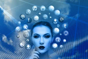 Visage d'une femme entourée de logos des réseaux sociaux