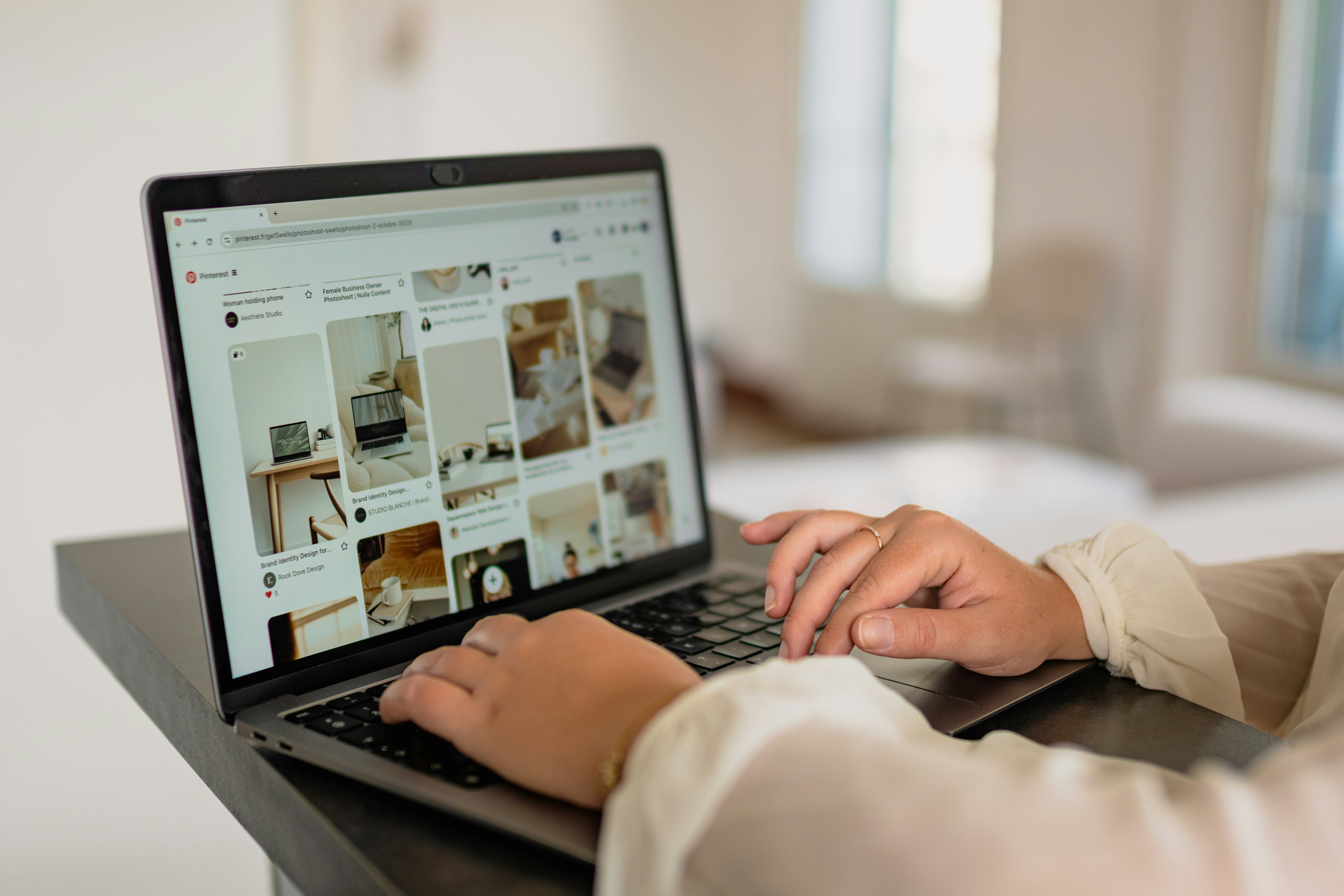 Une personne navigue sur Pinterest