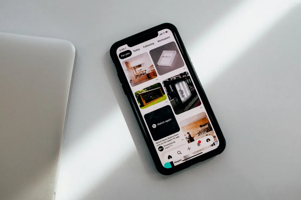 Téléphone portable où on voit un compte Pinterest
