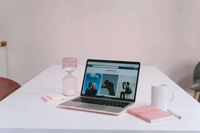 Ordinateur posé sur un bureau